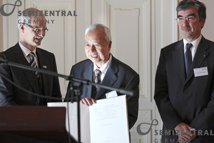 Prof. Prömel und Prof. Cornel übergeben die Urkunde der Senatorehrenwürde der TU Darmstadt an Prof. Gao