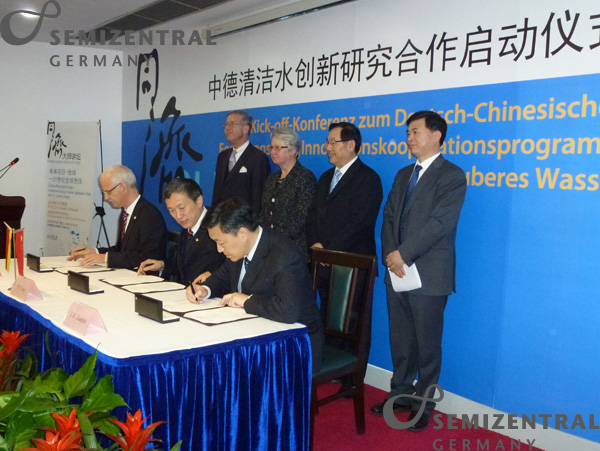 von links nach rechts; vorne nach hinten: Prof. Dr. Hans Jürgen Prömel (Präsident der TU Darmstadt), Prof. Dr. PEI Gang (Präsident der Tongji-Universität), LIU Jianjun (Stellvertretender Generalsekretär der Stadtregierung Qingdao); Dr. Wolfgang Röhr (Generalkonsul Shanghai), Annette Schavan (Bundesforschungsministerin), WANG Gang (chinesischer Forschungsminister), Prof. Dr. ZHOU Zuyi (Senatspräsident Tongji-Universität)